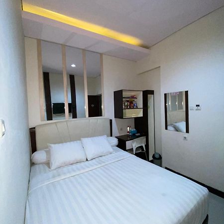 Dekost Madiun Hotel ภายนอก รูปภาพ