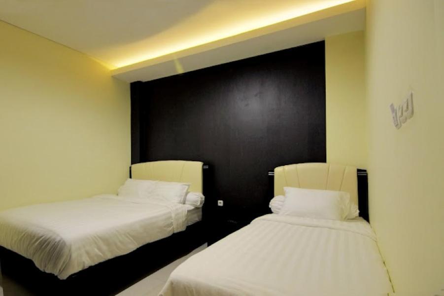 Dekost Madiun Hotel ภายนอก รูปภาพ