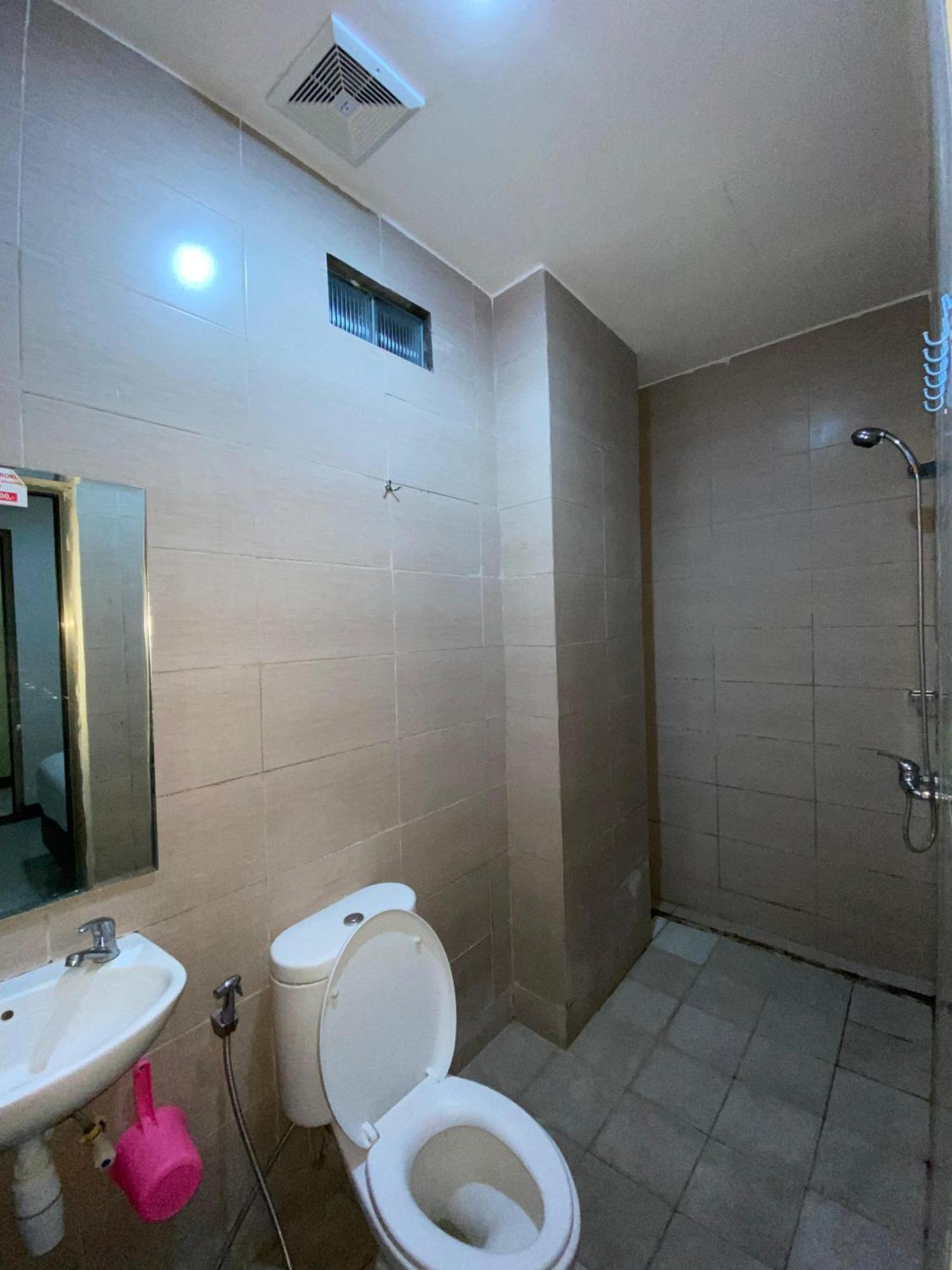 Dekost Madiun Hotel ภายนอก รูปภาพ