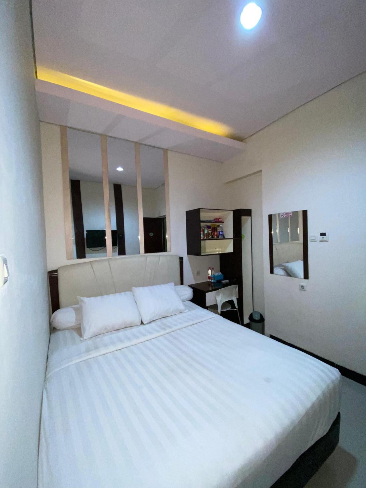 Dekost Madiun Hotel ภายนอก รูปภาพ